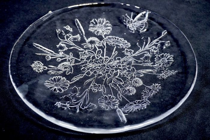 北欧スウェーデン製　クリスタル　ガラスプレート　コスタボダ　ウラ　フルーツデッシュ　2枚セット　 直径25cm　花柄の素敵です　AYS