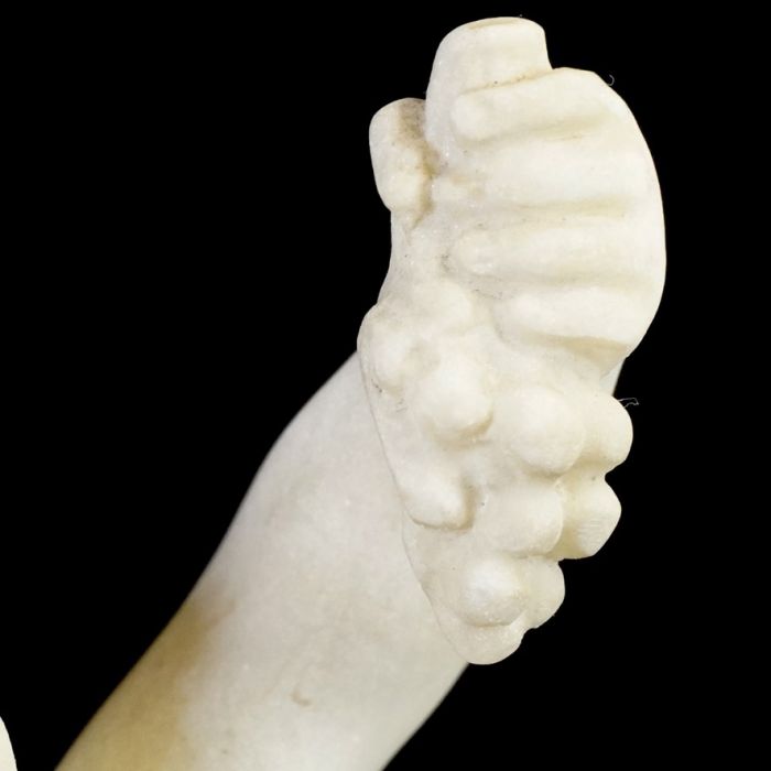 最新作大得価30%OFF！ ヨーロッパ ビンテージ 西洋彫刻 大理石製彫刻 葡萄を持つ男の子像 オブジェ 直径12㎝ 高さ31㎝ 柔らかな表情が素敵な逸品 ATN 西洋彫刻