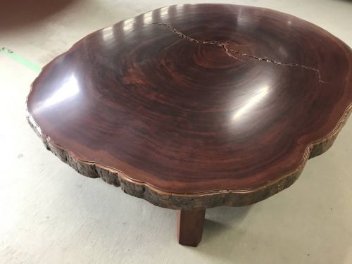 A single piece of natural wood table with annual rings of 2 to 300 years, and because there are cracks, we propose materials for manufacturing musical instruments such as guitars! Estate sale limited to pick-up
