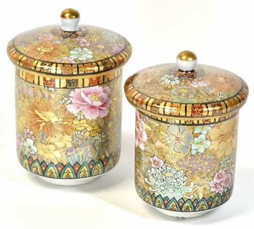 Kutani ware Tsubakiyama kiln Shiko Wakamura Colored picture book Gold color finely detailed multicolored flower crest decorated husband and wife teacup with lid A masterpiece of Kutani ware painter who has been particular about the flower crest with his o
