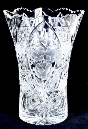 50％OFF！ ビンテージ チェコスロバキア ボヘミアクリスタルグラス ハンドカットフラワーベース　高さ25cm 窓絵の花紋彫刻が美しい逸品 AYS