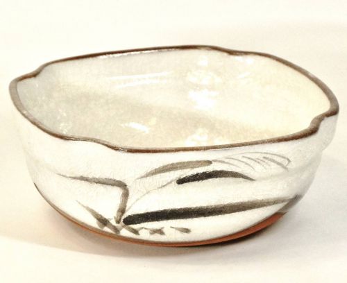 京焼 清水焼 山花紋菓子器 陶器製中鉢 茶道具 未使用デットストック 直径17㎝ 高さ7㎝ 美しい白釉の貫入、味わい絵付けが素晴らしい YKT