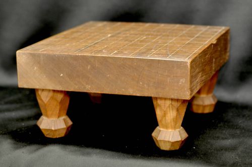 Sold out! Period Meiji era chess board shogi board footed board 2 inch thick tasteful old shogi board This is a Japanese antique! IKT
