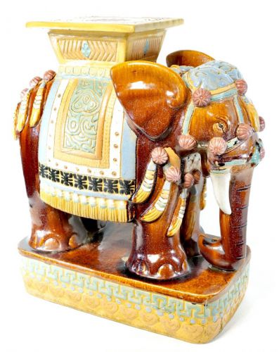 50％OFF！　細密彫刻陶器製インド象花台　 豪華な装飾を纏った高さ57cmのフラワースタンド 左後ろ足に小さな穴あり エステートセール MHF