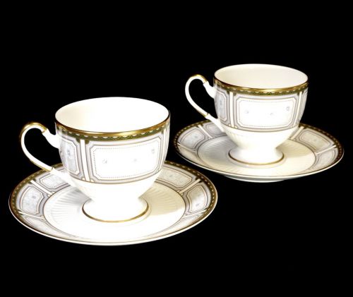 Sold out! NARUMI Cup & Saucer 2 pieces Beautiful design decorated with floral patterns on the windows! Excellent condition product Diameter 15 cm Height 9 cm HYK