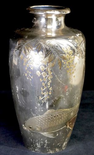 時代物 山崎謹製 春雄 在銘品 純銀製象嵌彫刻鯉紋花瓶 560g 年代物の為痛みがありますが味わい、感性、見応えのある素晴らしい逸品　AYS