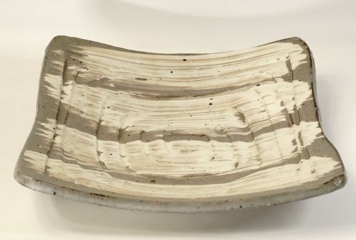 昭和ビンテージ　刷毛目角鉢　陶器製 幅26㎝　高さ6㎝　作家物 力強い刷毛目、手捏ねの造形が素晴らしい！　エステートセール YKT