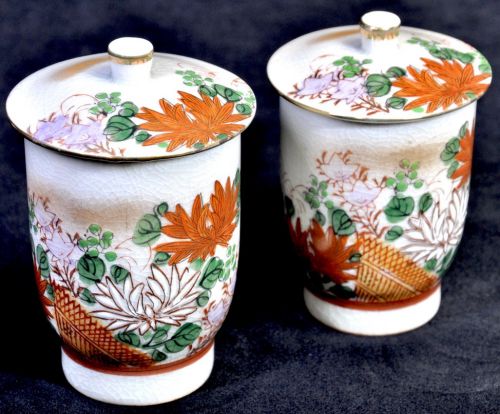 Sold out! Showa vintage Kutani ware Sonoyama-zukuri Tea cup for husband and wife with overglaze enamel grass and flower crest lid The tasteful hand-painting is wonderful! Estate Sale MSK