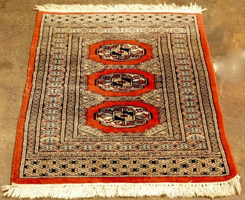 ビンテージ　1980年代　パキスタン手織絨毯 玄関マット　ボシティサイズ　幅65cm X 長さ95cm 鮮やかな赤色が美しい逸品です！　IJS
