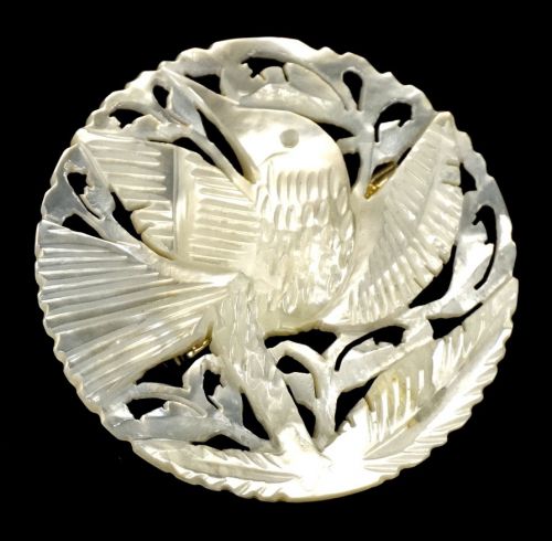 Mother-of-pearl hand-curved brooch, bird crest, mother of pearl, diameter 4 cm, finely carved openwork, beautiful deep luster! SHM