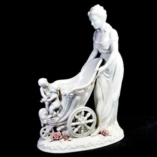 50％OFF ヨーロッパ ビンテージ 磁器人形 置物 幅28㎝ 高さ41㎝ 戯れる子供と乳母車を押す母親のオブジェ 手捻りの花びらが素晴らしい ATN