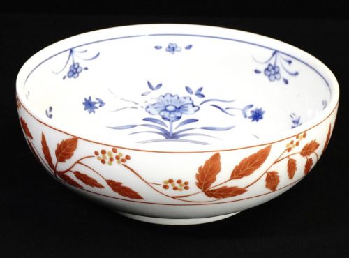 Kyoto Tachikichi Overglaze picture grass and flower confectionery bowl Red leaf crest / Inner picture dyed flower crest Medium bowl Diameter 17 cm Height 6 cm With original box Perfect size for Japanese food! YKT