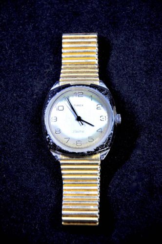 sold out! Vintage 1980 period TIMEX wristwatch ENGLAND Dial 47519 26079 A Cell speidel made bellows band WATER RESISTANT FAB
