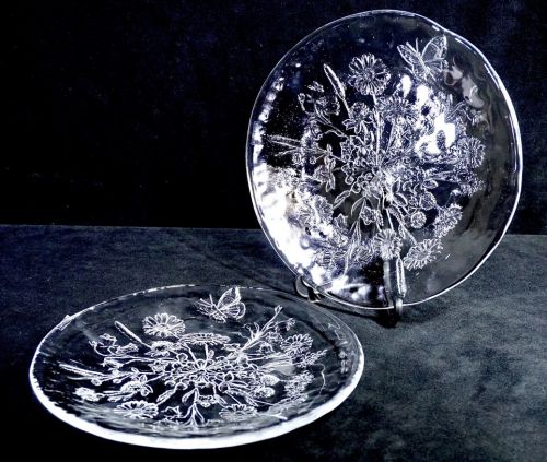 Scandinavian Swedish Crystal Glass Plate Kosta Boda Ura Fruit Dish Set of 2 Diameter 25cm Nice Floral Pattern AYS