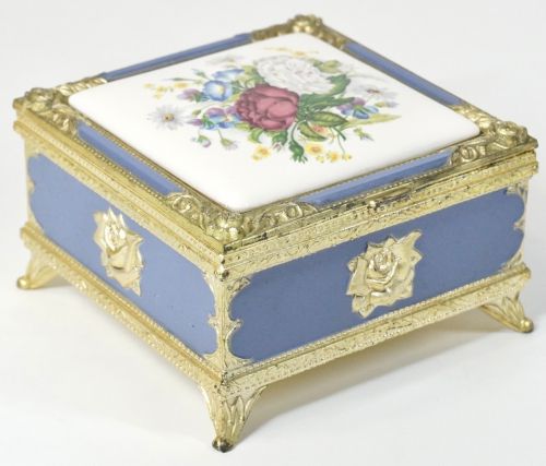 Sold out Jewelry box Floral top plate Gold relief decoration Gorgeous small box Music box operation malfunction Love music box Width 9.5 cm Height 6 cm ATN