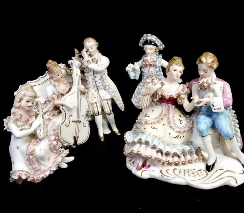 50% off! Western-style porcelain doll set of 4 Balls There are small chips and repair marks, but the hand-colored gold, pale blue, and pink dolls are beautiful ATN