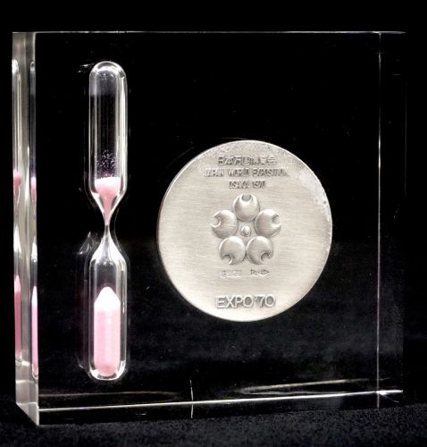 貴重！　1970年　日本万国博覧会　 大阪万博　記念グッズ　幅7㎝　高さ7㎝　 造幣局製メダル＆砂時計のクリスタルオブジェ　IJS