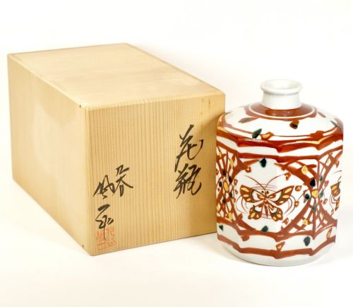 Sold Out! Kutani Ware Matsuya Kiln Saichi Matsumoto Decagonal Vase with Gold Painted Butterfly Pattern Flower Vase Height 16 cm A masterpiece of Mr. Matsumoto, a genius of Kutani ware who has a unique view of the world HYK