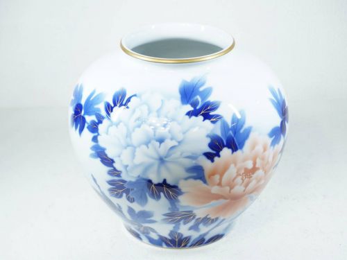 Sold out! Showa vintage Arita porcelain Fukagawa porcelain Purveyor to the Imperial Household Agency Japanese painting drawing technique Real gold Ayaka butterfly figure white porcelain vase Estate sale! OKS