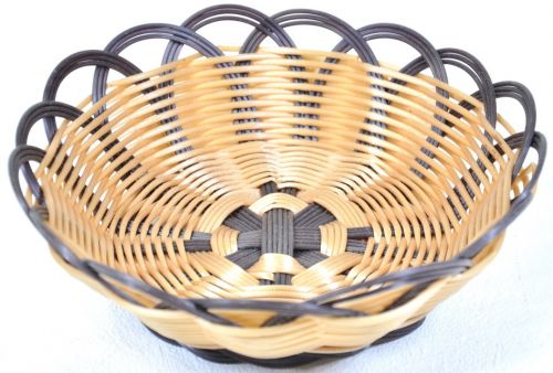 50% off! Showa Retro Braided Fruit Basket Rare Showa Plastic Diameter 20cm A little small and easy to use! MSK
