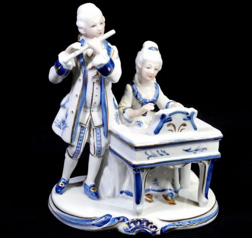 50% OFF! Vintage gold-dyed porcelain doll Western doll Male and female figurine playing a musical instrument Width 13 cm Height 17 cm Beautiful colors of white, blue and gold! ATN