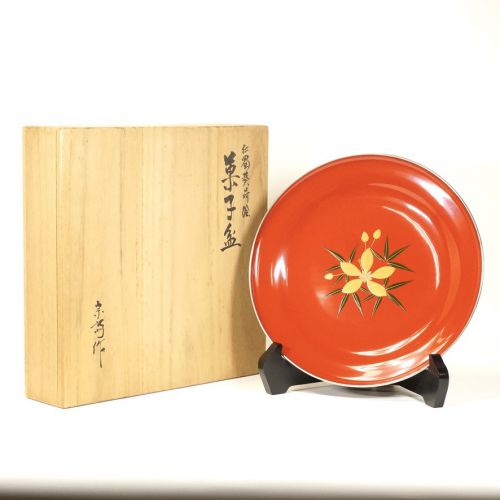 Showa vintage Wajima-nuri maki-e red hollyhock crest vermilion-lacquered confectionery tray diameter 24cm Motoki lacquerware co-box Inscription unused debt stock Estate sale HYK