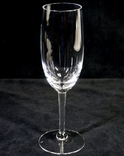 Vintage champagne flute glass with "E" stamped on the back Liquor vessel Diameter 7cm Height 19.5cm Beautiful streamlined glass! HYK