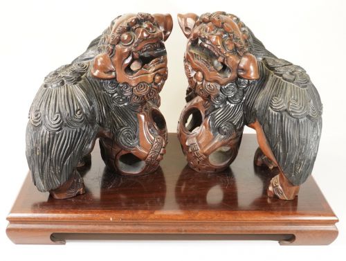 Showa vintage Itto carving, one pair of lion statues, Komainu, with genuine wooden pedestal (Overall) Width 48cm Height 33cm Powerful, heavy, and time-honored masterpiece! KEK