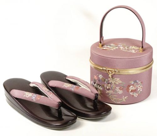 Sandals and bags in excellent condition! Floral Embroidered Kimono Accessory Kimono With Original Box Free Size Zori (Total Length 24cm) Bag Diameter 16cm Height 23.5cm HHT