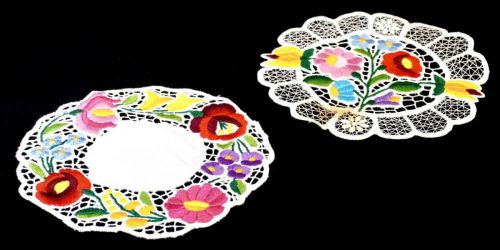 ビンテージ ハンガリー製 カロチャ刺繍 レースコースター 直径17㎝ 若干のシミがありますが、 色とりどりの花刺繍が素敵 AYS