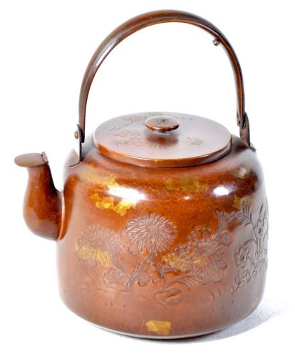 50% off! Meiji-Taisho period Japanese antiques! Hand-carved chrysanthemum crest kettle Outside is copper, inside is tin-plated The tasteful luster is wonderful! OKT