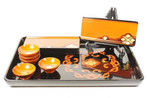 Hidehiranuri Iwate Prefecture traditional crafts Motoki lacquer art Nagate tray, 5 sake cups, 5 dim sum plates Excellent condition item Black lacquer, vermillion lacquer, and gold lacquer decoration set! THT
