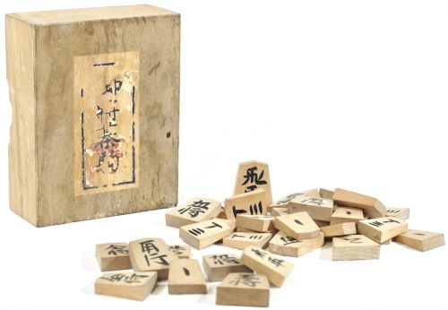 Showa vintage shogi pieces There is a taste of unevenness. 33 pieces out of 40 pieces (missing Ayumu 3, Incense 1, Katsura 2, Gold 1) Estate sale HKT