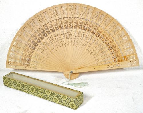 50% off! Chinese antiques Chinese antiques Open carved incense fan Incense wood fan Sandalwood box Drifting fragrance and fine open carving are wonderful! Estate Sale AYS