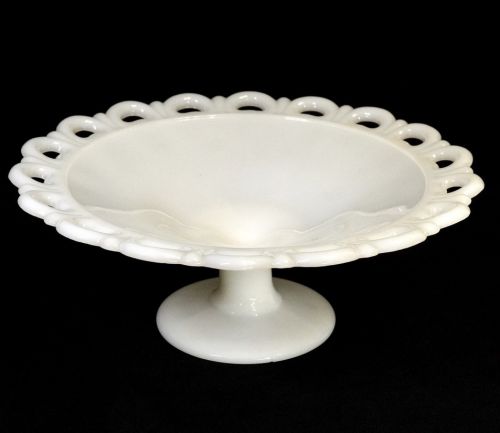Vintage milk glass compote Diameter 28 cm Height 11 cm Mid-century The size is easy to use, and the taste over time is wonderful! FYO