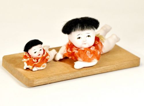 日本のアンティーク　1950年代　はいはい人形 幅10センチ奥行き5センチ高さ4.5センチ（全体サイズ） 手のひらサイズ　エステートセール FYO