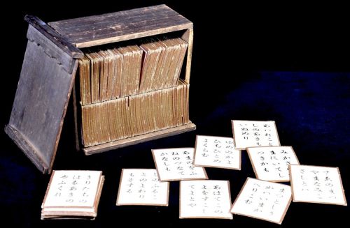 50% off! Historical Hyakunin Isshu 200 pieces Karuta Colored picture cards Waka with wooden box A gem with a wonderful taste over time! Estate Sale MSK