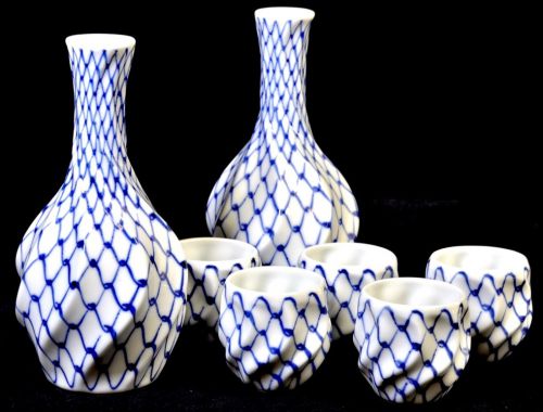 Sold out! Imari porcelain Arita porcelain Sometsuke mesh pattern twisted sake set 2 sake bottles, 5 sake cups Branded products A masterpiece that matches the twist shape and the mesh pattern wonderfully! MSK