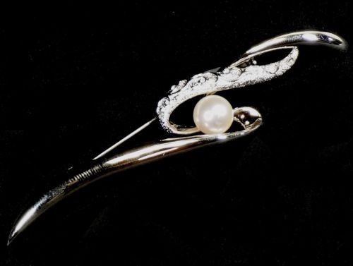 田崎真珠　ブローチ シルバー・パール7.5mm　幅8㎝ 元箱・証明書付き 銀の造形と真珠の調和が美しい　エステートセール SHM