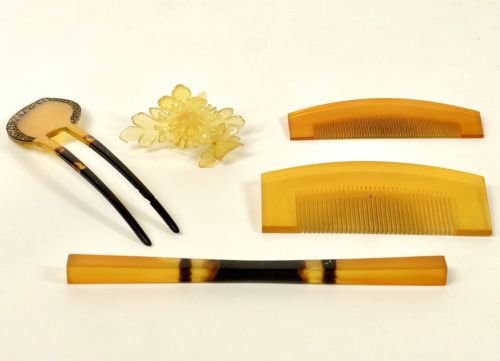 Edo Period Tortoiseshell Kanzashi, Comb Gyu-tsume, Kougai Assortment Japanese scent (some parts are missing) MYK