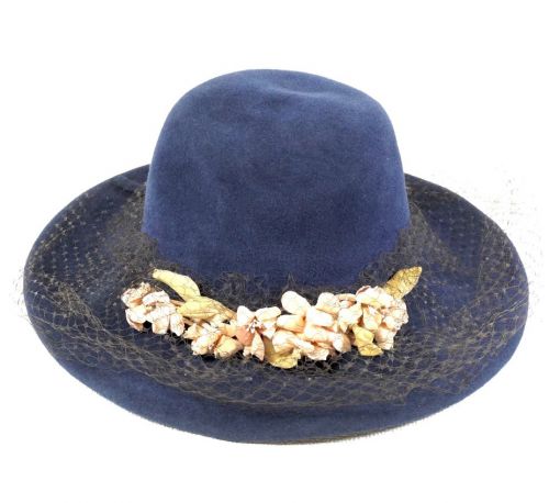 売り切り! ビンテージ ハンガリー製 ボーラーハット フェルト帽子 子供用サイズ 54㎝ ディスプレイとしてもネイビーと花装飾が素敵です ATN