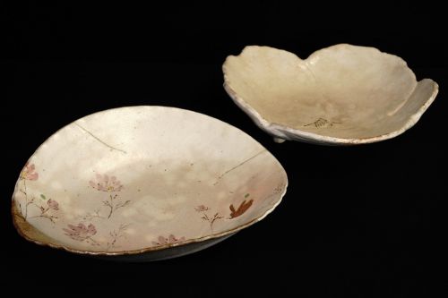 味わい手作り陶器皿　2枚揃え 花兎風景図皿・桜形鉢　うさぎ　幅23 / 25.5㎝ 味わいのある手捏ねの造形、温もりある手触り YKT