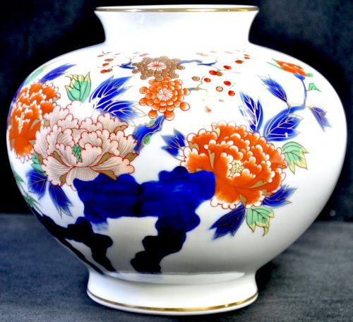 Special selling price! Showa vintage Arita ware Fukagawa porcelain Purveyor to the Imperial Household Agency Kakiemonte Peony bamboo plum crest drawing decorative vase Estate sale TYF