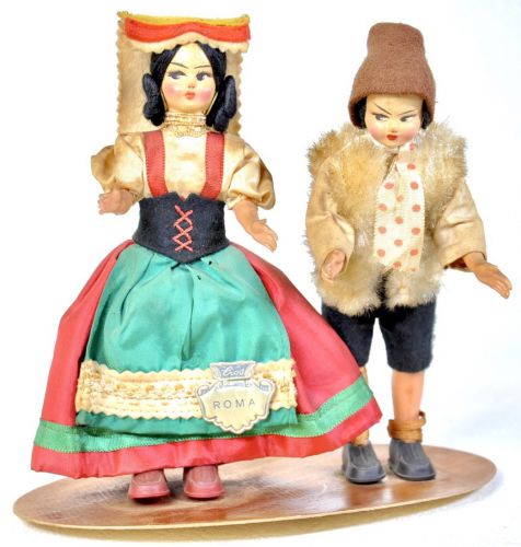50％OFF！　ビンテージ　イタリア　ローマ製　民族人形 民芸衣装を纏った二人の女性 手作り、味わい感のある素敵な人形　YAY