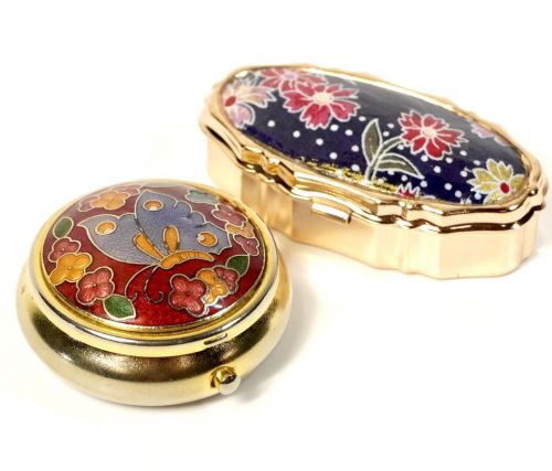 Vintage pill case 2-piece set Made in Taiwan Cloisonne butterfly crest round shape / flower crest oval shape The colorful decoration is wonderful! Estate Sale IJS