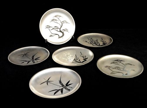 Silver-plated plate with 6 customers Shochiku and Plum crest 2 pieces each Diameter 13.5 cm The hand-carved pine, bamboo and plum crest is beautiful! MYK