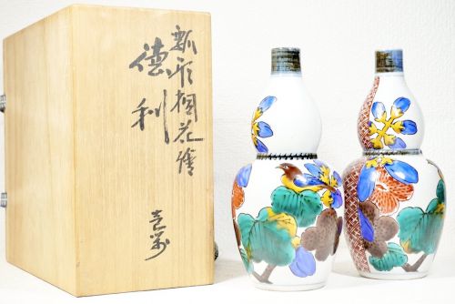30% OFF! Kutani ware Made by Isokichi Asakura Gourd sake bottle with overglaze enamel, flower and bird crest, 2 sets, sake cup, height 18cm, a wonderful masterpiece made by a Kutani ware master, co-box, excellent condition KNA