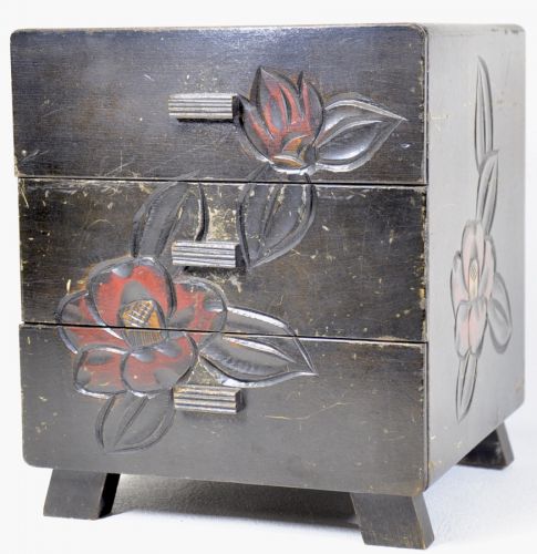 Sold out! Showa vintage wooden flower crest hand-carved four-leg three-stage drawer old folk implement small chest of used taste diameter 20cm x height 23cm estate sale MSK