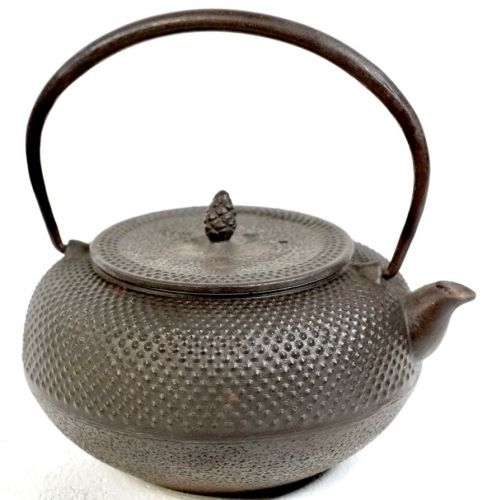 Showa Vintage Nambu Tekki Nanbu Nisshindo Senda product Pinecone picking lid Arare pattern teapot Width 15 cm Estate sale HKT