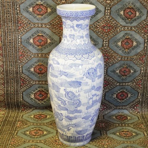 Chinese Antique Chinese Antique Chinese Art Karamono Jingdezhen Sometsuke Cloud Dragon Crest Large Decorative Urn The hand-painted dragon crest is wonderful, the presence is overwhelming, the diameter is 36 cm, and the height is 94 cm. ATN